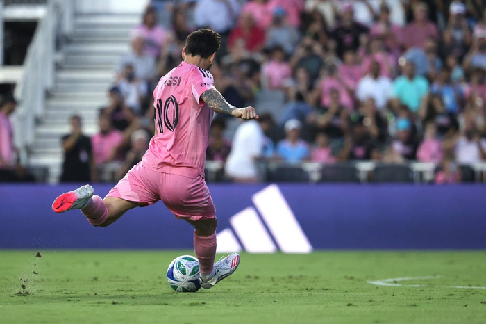 华体会-梅西连场破门，再次展现绝佳状态(梅西连续过人集锦)